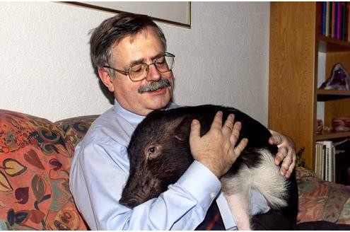 Für ein ungewöhnliches Haustier hat sich der ehemalige Bürgermeister von Filderstadt, Peter Blümlein, entschieden. Er hält sich ein Hausschwein, das auf den Namen Caruso hört.