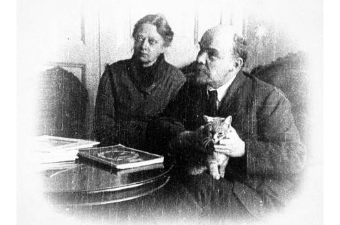 Schon immer umgaben sich Politiker gern mit Tieren. Auch Wladimir Iljitsch Uljanow, besser bekannt als Lenin, hielt sich eine kleine Katze. Aufnahmedatum des Bildes: 1921.