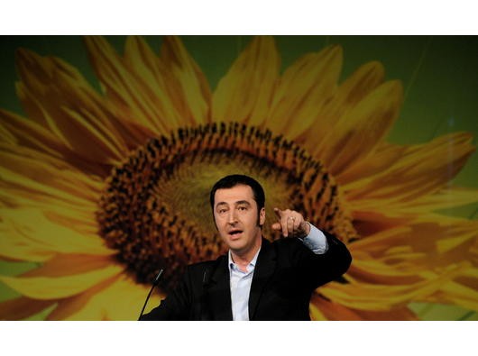 Ab 2004 steht Özdemir wieder mitten in der Grünen-Welt: Er kehrt in die Politik zurück und wird Abgeordneter im Europaparlament.