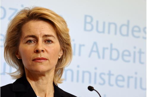 Elisabeth Schwarzhaupt war von 1961 bis 1966 die erste Ministerin auf Bundesebene. Im derzeitigen Kabinett sitzen viele Frauen. Ursula von der Leyen (CDU) ist aber die erste Arbeits- und Sozialministerin auf Bundesebene.