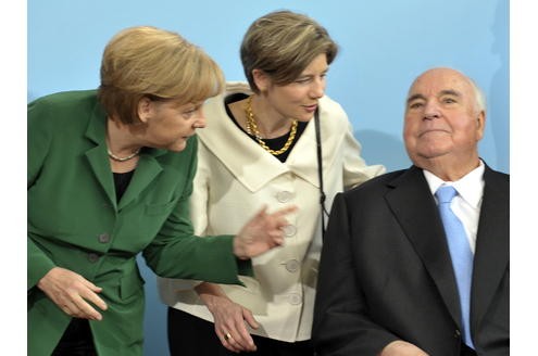 Umringt von zwei wichtigen Frauen in seinem Leben: Seine Frau Maike Kohl-Richter und Angela Merkel.