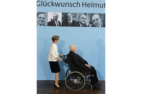 Rund 800 Gäste haben am Mittwoch in Ludwigshafen Alt-Kanzler Helmut Kohl zu seinem 80. Geburtstag als Kanzler der Einheit gewürdigt.
