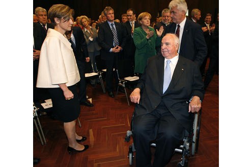 Altbundeskanzler Helmut Kohl hat seine Frau Maike Kohl-Richter dabei.