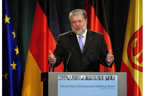 Der rheinland-pfälzische Ministerpräsident Kurt Beck (SPD) würdigte Kohl zudem als Reformer und als bodenständigen Rheinland-Pfälzer. 