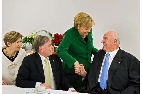 Angela Merkel gratuliert ihrem politischen Vater Kohl zum 80. Geburtstag.