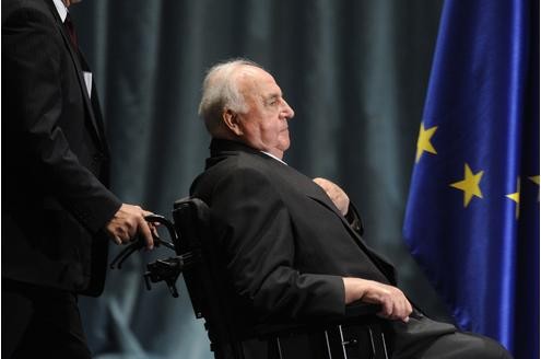 Former German Chancellor Helmut Kohl is wheeled on the stage before addressing guests during his official birthday reception in his hometown of Ludwigshafen on May 5, 2010. Kohl, who turned 80 on April 3, 2010, is known as the German Chancellor who reunited Germany and overcame uneasiness at home and abroad to place the country at the heart of a new, post-Soviet Europe. AFP PHOTO / JOHN MACDOUGALL