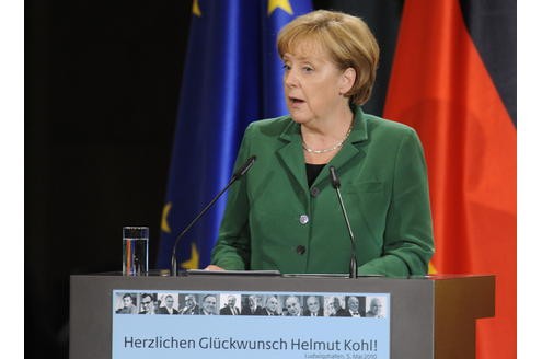 Die CDU-Vorsitzende Merkel dankte in ihrer teils sehr persönlich gehaltenen Rede dem Alt-Kanzler vor allem für die deutsche Einheit. Ohne Ihren historischen Beitrag wäre das Leben von Millionen Menschen, die wie ich in der DDR gelebt haben, völlig anders verlaufen, sagte Merkel.