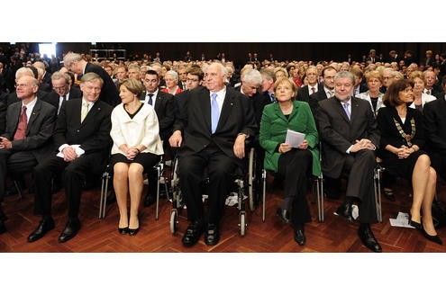 Von links: Bundestagspräsident Norbert Lammert (CDU), Bundespräsident Horst Koehler, Meike Kohl-Richter, Altbundeskanzler Helmut Kohl (CDU), Bundeskanzlerin Angela Merkel, der rheinland-pfälzische Ministerpräsident Kurt Beck (SPD) und die Ludwigshafener Oberbürgermeisterin Eva Lohse (CDU)