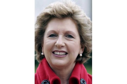 Mary McAleese ist seit 1997 Staatspräsidentin von Irland. Ihr Fall ist besonders: Sie war nicht die erste Staatspräsidentin, sondern löste ihre Vorgängerin Mary Robinson im Amt ab.
