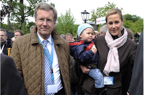 ...wenn sie den gemeinsamen Sohn Linus Florian auf dem Arm trägt. Obwohl: Auch die Kombination mit Kindern...