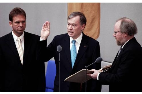 Am 1. Juli 2004 wird Horst Köhler von Bundestagspräsident Wolfgang Thierse und Bundesratspräsident Dieter Althaus vereidigt.