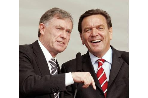 Mit der Bundesregierung - damals noch unter Gerhard Schröder - gibt es häufiger Krach, weil Köhler sich in die Tagespolitik einmischte.