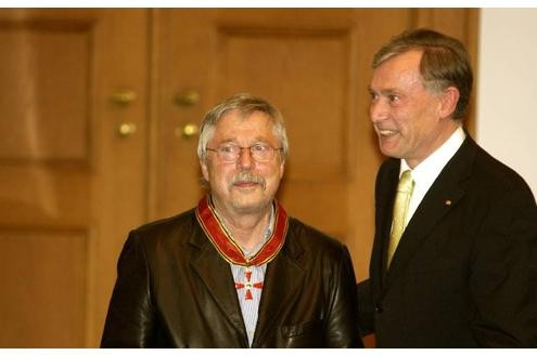 Bundespräsident Horst Köhler verleiht das Große Bundesverdienstkreuz an den Liedermacher Wolf Biermann in Berlin.