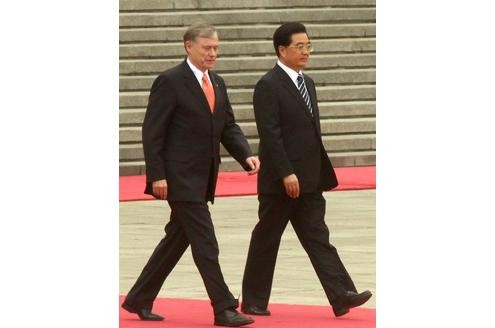Auch in seiner zweiten Amtszeit trifft sich Köhler mit vielen Staatschefs, zum Beispiel mit Chinas Staatsoberhaupt Hu Jintao.