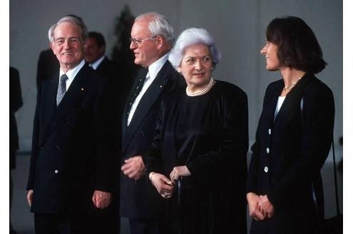 Christina Rau (re.) bei einem Empfang 1997 zusammen mit ihrem Mann Johannes (li.) und dessen Amtsvorgänger Roman Herzog mit dessen Ehefrau Christiane.