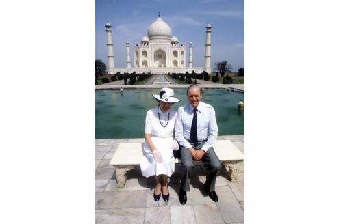 Veronica Carstens und Karl Carstens vor dem Taj Mahal: Carstens war von 1979 bis 1983 Bundespräsident...