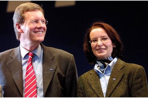 Christian Wulff war in erster Ehe mit Ehefrau Christiane verheiratet. Hier sind beide auf einer Wahlkampfveranstaltung im Jahr 2003 zu sehen.