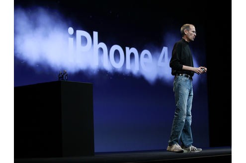 Von den Fans sehnsüchtig erwartet und von der Konkurrenz gefürchtet waren seine legendären Show-Auftritte vor der Presse, wo er regelmäßig Apples Neuerungen vorstellte - wie hier 2010 das IPhone 4.