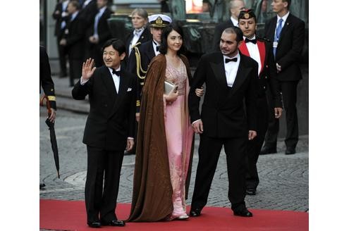 Adel aller Länder, vereinigt Euch - das hat man auch in Japan gehört: Kronprinz Naruhito (li.) mit der jordanischen Prinzessin Rym Ali, Prinz Ali bin Al Hussein bei der Ankunft vor dem schwedischen Parlament in Stockholm.