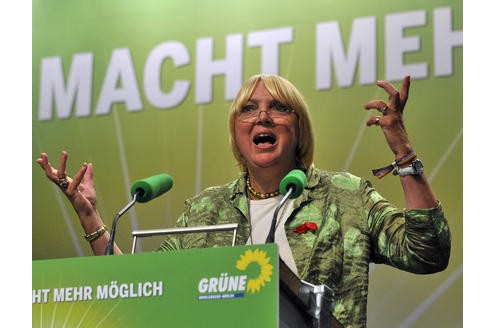 Es beginnt ein politischer Zickzack-Kurs, was ihre Ämter betrifft. 2001 wird Claudia Roth Nachfolgerin von Renate Künast als Bundesvorsitzende von Bündnis90/Die Grünen.