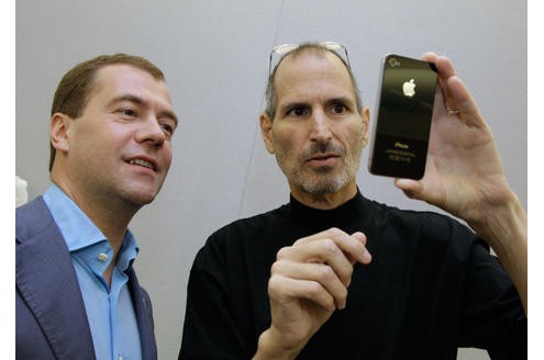 Jobs zeigt dem russischen Präsidenten Medwedev etwas auf seinem iPhone.
