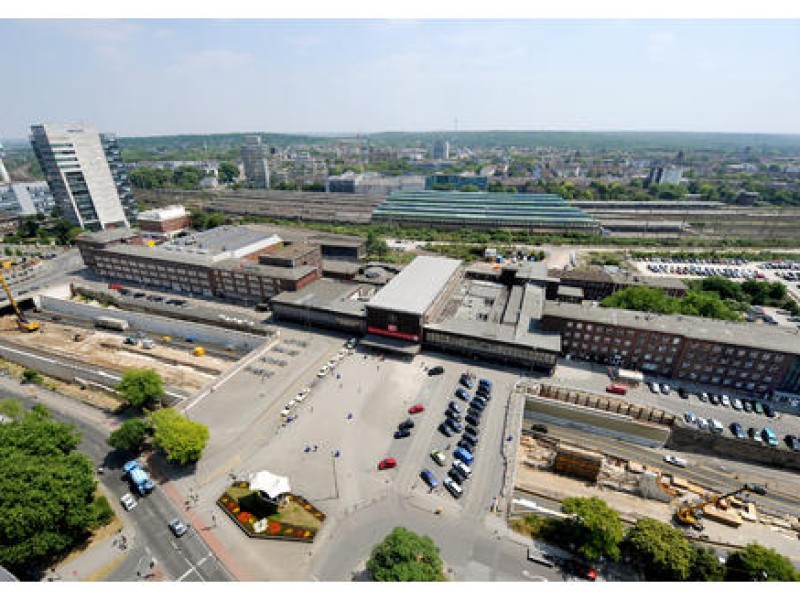 Die Baustelle vor dem Duisburger Bahnhof im Juni 2010.
