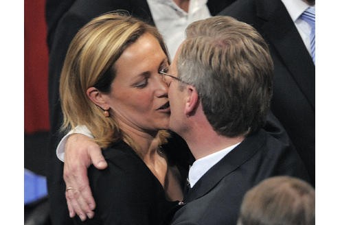 ...fing die Geschichte der Präsidenten-Gattin mit einem langen Kuss an. Ein ungewohnter Anblick, der nicht nur ihre Freude über die Wahl von Christian Wulff zum Bundespräsidenten ausdrückte. Schnell bezog...