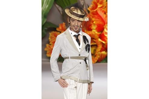 Selbst entwirft er Mode und sorgt für gutes Aussehen. Besonders achtet Designer John Galliano aber auf seinen eigenen Kleidungsstil.