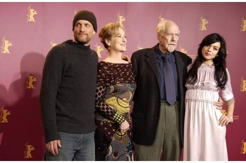 Für Robert Altman (2.v.r.) spielte sie in der Last Radioshow neben Woody Harrelson und Meryl Streep. Foto: Imago