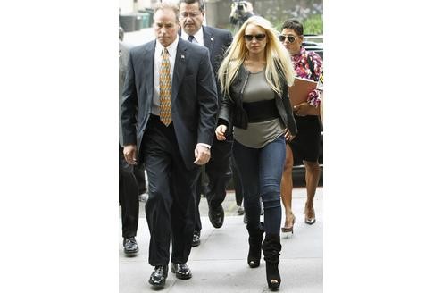 Mit leichter Verspätung fuhr Lindsay Lohan in einer schwarzen Limousine vor dem Gerichtsgebäude in Beverly Hills vor. Foto: Reuters