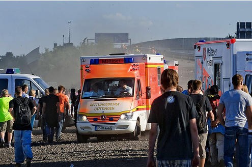 ... die ersten Krankenwagen rollen auf das Veranstaltungsgelände. Die Helfer finden ...