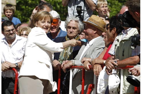 Zur Eröffnung der Festspiele begrüßt Angela Merkel die Zuschauer.