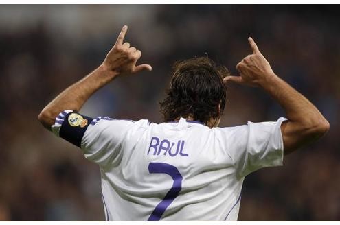 Für die Nummer sieben ist Raúl berühmt - sie ist und bleibt seine Rückennummer bei Real Madrid. Zu den Ehren des Rekordspielers wird sie bei Real nicht mehr vergeben.