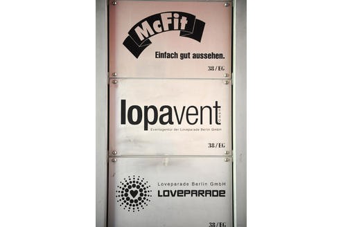 Am 6. August geht der Loveparade-Veranstalter Lopavent GmbH in die Offensive und weist Vorwürfe zurück, seine Ordnungskräfte bei der Veranstaltung nicht wie vereinbart mit Funkgeräten ausgestattet zu haben. Darüber hinaus habe Lopavent ...