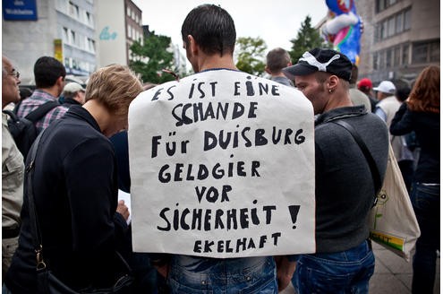 ... trägt zum Beispiel ein Schild mit der Aufschrift: Es ist eine Schande für Duisburg - Geldgier vor Sicherheit! Ekelhaft. Andere fordern ...