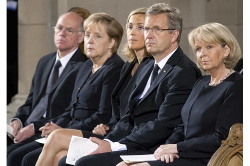 Bundestagspräsident Norbert Lammert (CDU, links), Bundeskanzlerin Angela Merkel (CDU, 2.v.l.), Bundespräsident Christian Wulff und dessen Frau Bettina sowie NRW-Ministerpräsidentin Hannelore Kraft (SPD, rechts) sind gekommen.