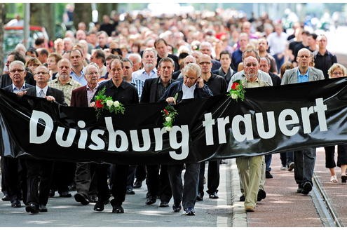 Am Sonntag, 1. August, gibt es einen Spendentrauermarsch durch Duisburg für eine Gedenktafel. Er führt von der MSV-Arena zur Unglücksstelle der Loveparade, wo ein Trauerkranz niedergelegt wird.