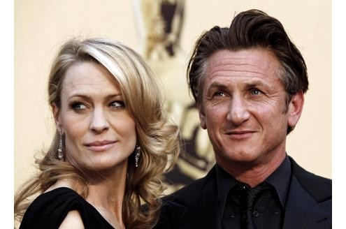Im Jahre 1995 nahm Sean Penn - hier mit seiner zweiten Frau Robin Wright Penn, von der er gerade offiziell geschieden wurde - ein zweites Mal auf dem Regiestuhl Platz und inszenierte das Drama The Crossing Guard mit Jack Nicholson in der Hauptrolle.
