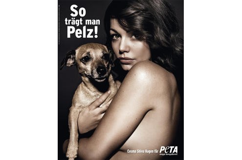 Peta setzt für Tierschutz auf nackte Haut. Die Schauspielerin Cosma Shiva Hagen zeigt, wie man Pelz trägt.
