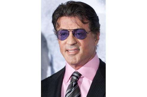 Der US-amerikanische Schauspieler Sylvester Stallone ist nicht nur Hauptdarsteller, sondern führte auch Regie und schrieb das Drehbuch. Im Film spielt er den kaltblütigen Anführer der Söldnertruppe.