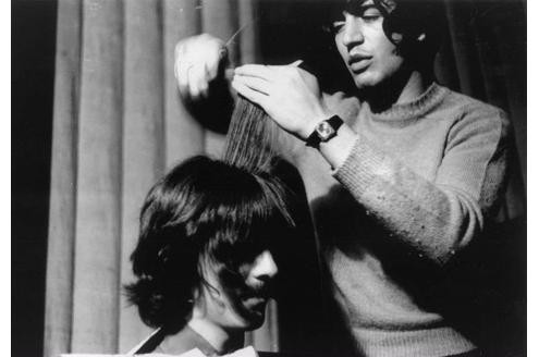 Selbst ein Pilzkopf braucht ab und zu einen Haarschnitt - George Harrison beim Friseur.