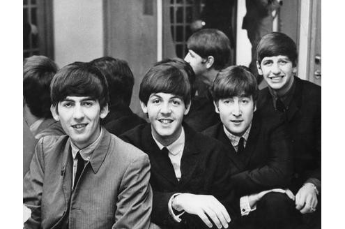 ... nannten sie sich noch Silver Bettles. Am 18. August 1960 traten sie zum ersten Mal als The Beatles auf. Doch wieso die Namensänderung? Darüber witztelte John Lennon ...