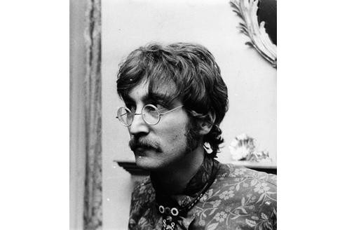 John Lennon war neben Paul Mc Cartney einer der musikalischen Köpfe der Gruppe. Gemeinsam komponierten sie zahlreiche Lieder. Ein frühes Ende ...