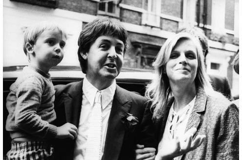 ... war der Musiker mit der Schauspielerin Jane Asher liiert. Allerdings trennten sie sich, und McCartney heiratete die Fotografin Linda Eastman. Zusammen hatten sie drei Kinder. Nach Lindas ...