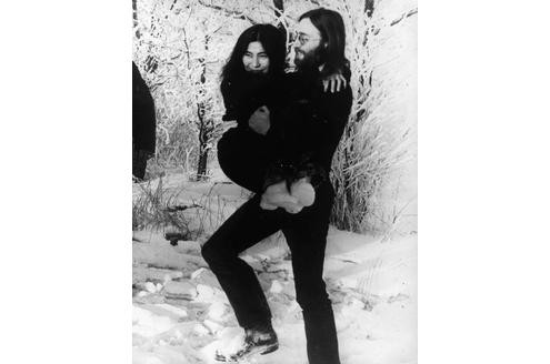 .... Lennon zusammen mit seiner Frau Yoko Ono ein Apartment. Zusammen setzten sie sich ...