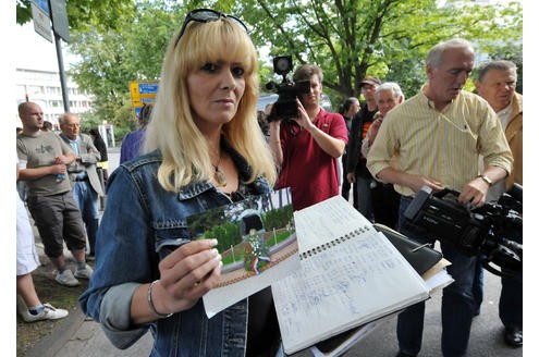 Am Donnerstag, 19. August, möchte Kornelia Hendrix aus Oberhausen am Burgplatz etwa 3200 Unterschriften, die sie zum Verbleib einer Gedenkstätte an der Rampe im Tunnel gesammelt hat, an Vertreter der Stadt Duisburg überreichen.