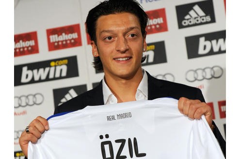 Der Wechsel von Mesut Özil zu Madrid gehörte zu den spektakulärsten Wechseln in Europa. Der Nationalspieler im Real-Dress.