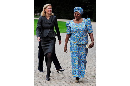 ...neben der Frau des Präsidenten von Malawi, Callista Mutharika, greifen können. Neben der Frau im gemusterten Blau wirkt sie in ihrem Kostüm eher klassisch zurückhaltend. Doch manchmal...