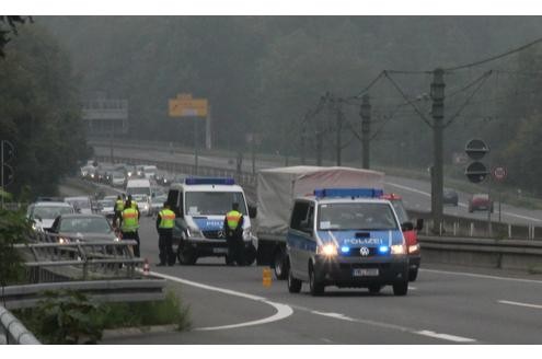 Fahrzeugkontrollen an der B54 in Dortmund vor der Nazi-Demo am Samstag. Foto: Stefan Reinke