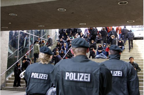 Polizisten stehen am Samstag auf dem Hauptbahnhof in Dortmund linksgerichteten Demonstranten gegenueber. 
